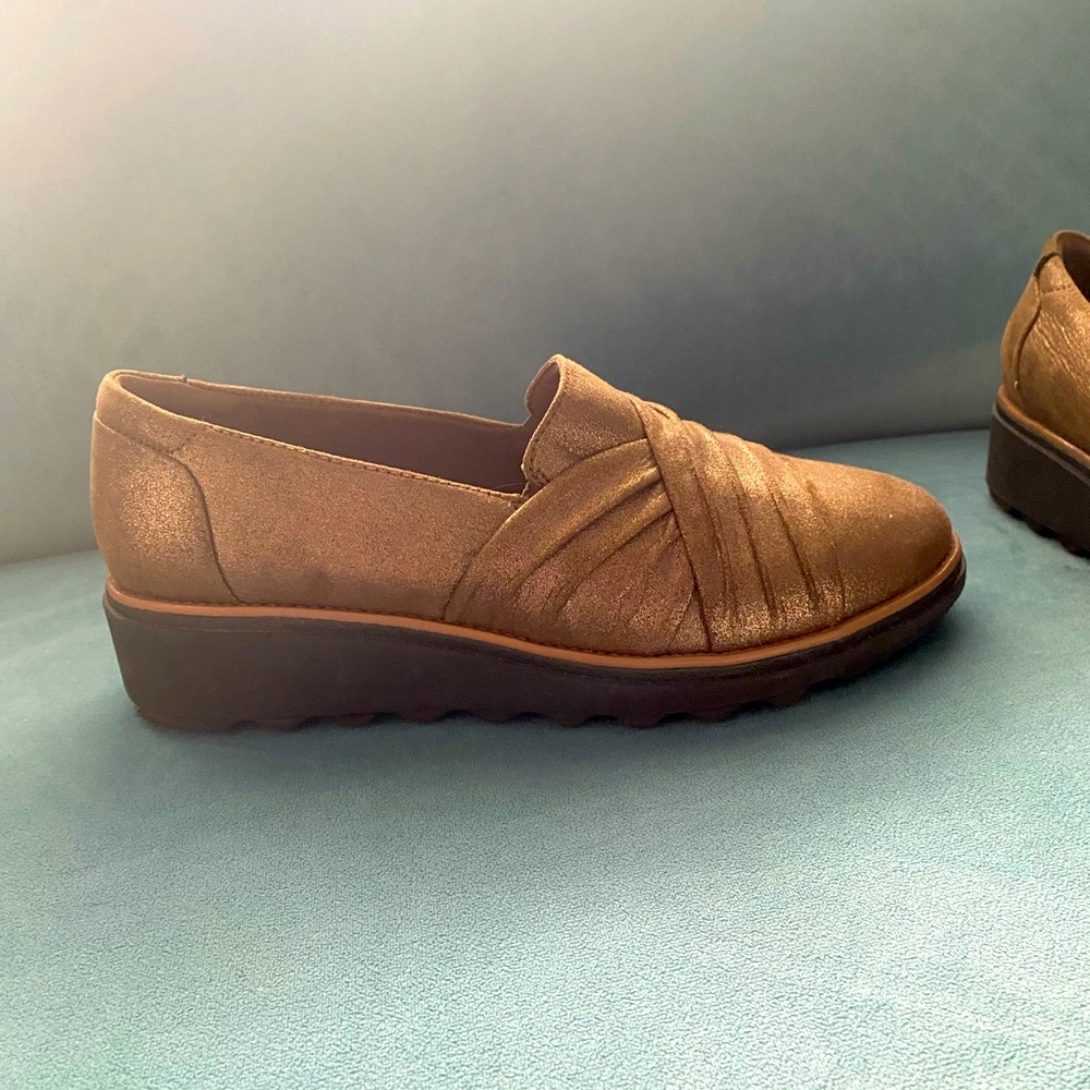 Super comfy Collection by Clarks in gold size 7.5